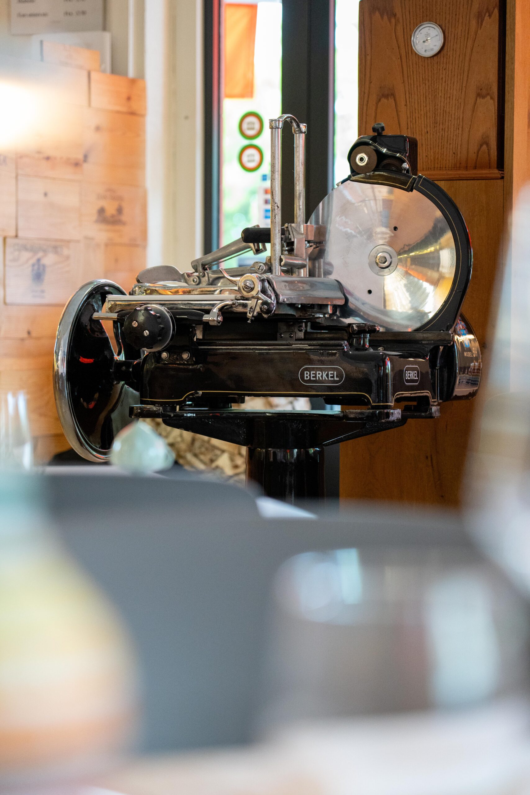 Découpeuse à charcuterie vintage qui est dans la salle du restaurant