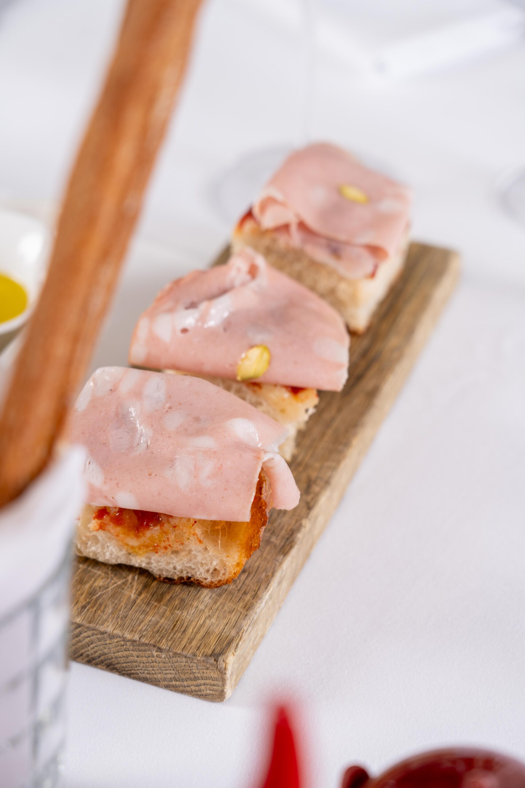 Bouchées de focaccia et mortadelle qui accueille les clients