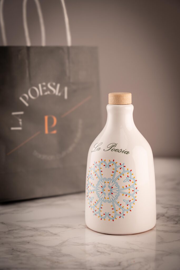 Jolie bouteille blanche d'huile d'Olive La Poesia